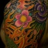 Tatuaje estilo asiatico de unas flores y el fuego