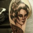 stile Asiatico grande dettagliato nero e bianco ritratto geisha tatuaggio su spalla