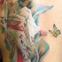 asiatico stile multicolore geisha seducente con fiori e farfalla tatuaggio su spalla