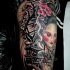 Asiatischer Stil mehrfarbiges Schulter Tattoo mit Geisha Frau und antiker Brücke und blühendem Baum