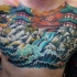 Tatuaje colorido en el pecho, 
cascada maravillosa y casas chinas