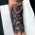 Tatuaje en el antebrazo, guerrero samurái espantoso, estilo asiático