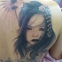 stile asiatico molto dettagliato geisha triste con fiore tatuaggio su spalla