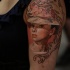 Tatuaje en el brazo,
Audrey Hepburn hermosa en sombrero elegante
