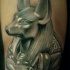 Tatuaje en la pierna, estatua de anubis