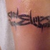 impressionante filo spinato avambraccio tatuaggio