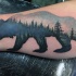 Tatuaje en la pierna, oso con paisaje, idea interesante