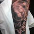 eccezionale nero e bianco realistico orso  con stella tatuaggio su braccio