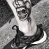 Impresionante tatuaje de tobillo con tinta negra pintado por Inez Janiak tatuaje de tobillo de cráneo humano con sombrero