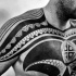 Tatuaje en el hombro y hombros, ornamento tribal agradable, tinta negra