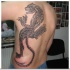 Tatuaje en las costillas de una impresionante pantera negra.