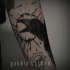 Tatuaje de cuervo negro en el antebrazo