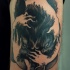 Tatuaje en el brazo, lobo con manos de hombre