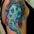 Tatuaje en el brazo, ganesha  azul brillante
