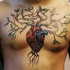 Tatuaje en el pecho, árbol con hojas que crece del corazón