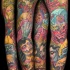 Tatuaje en el brazo completo,
diseño multicolor de zombis