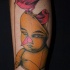 Tatuaje en la pierna, muñeca con aves rosadas
