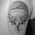 Tatuaje en el brazo,  nave extraterrestre  que roba a hombre, dibujo sencillo negro blanco