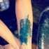 Tatuaje colorido en el antebrazo, tema de Doctor Who