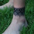Tatuaje en el tobillo, pulsera negra, dotwork