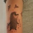 Tatuaje en el brazo,
erizo con bulto y mariposas, diseño gris