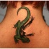 eccezionale verde nera lucertola tatuaggio sulla nuca