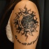 eccezionale luna e sole con fiore tatuaggio sulla spalla