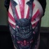 Tatuaje colorido en el muslo,  máscara de samurái estupenda