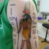Tatuaje en el hombro,
dios egipcio con símbolos pequeños