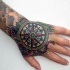 Fantastischer Stil der alten Schule farbiger Kompass und rote Rosen Hand Tattoo mit Seil