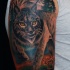 eccezionale dipinto grande gatto selvatico con occhi gialli tatuaggio su spalla
