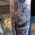 Tatuaje en el antebrazo, tren realista detallado con vapor