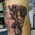 Tatuaje en las costillas, corredor en la moto deportiva