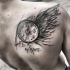 Superbe tatouage scapulaire à encre noire de style horloge avec aile et lettrage d'Inez Janiak