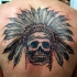 Tatuaje en la espalda, cráneo simple tocado con un sombrero de plumas