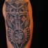 Tatuaje en el brazo, tótem del búho de madera