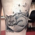 eccezionale dipinto stilizzato nero e bianco volpe dormendo tatuaggio su coscia