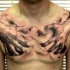 incredibili due mani tatuaggio sul petto da Florian Karg