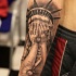 Tatuaje en el antebrazo,
Estatua de la Libertad que llora, idea interesante