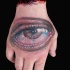 eccezionale molto dettagliato colorato occhio triste tatuaggio su mano