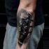 Tatuaje en el antebrazo, guitarra estupenda realista
