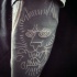 Tatuaje en el brazo, león de contorno blanco en el fondo negro