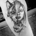 Impresionante tatuaje de retrato de mujer combinado con lobo y gato
