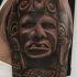 Tatuaje en el brazo, estatua de monstruo azteca