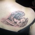 bimbo cherubino addormendato su ala tatuaggio sulla scapola
