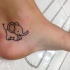 Tatuaje en el talón, elefante pequeño divertido