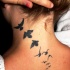 Tatuaje en el cuello, varias aves diminutas