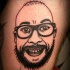 Tatuaje  de calvo en gafas y con barba