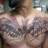 Tatuaje en el pecho,  frase primero la familia de letra cursiva fina