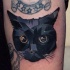 Tatuaje de gato hermoso negro con ojos grandes